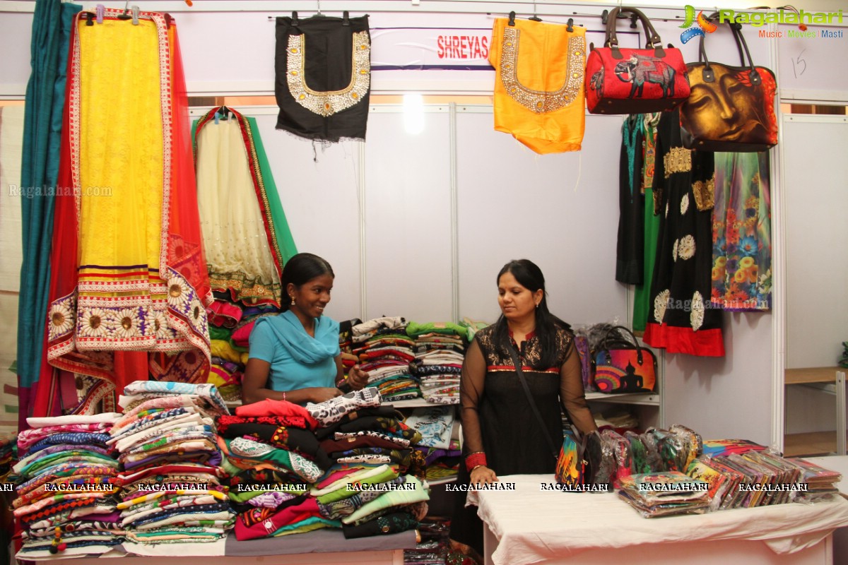 Priya Anduluri launches Vivanyas Handloom Silks & Cotton Expo (Jan. 2015)