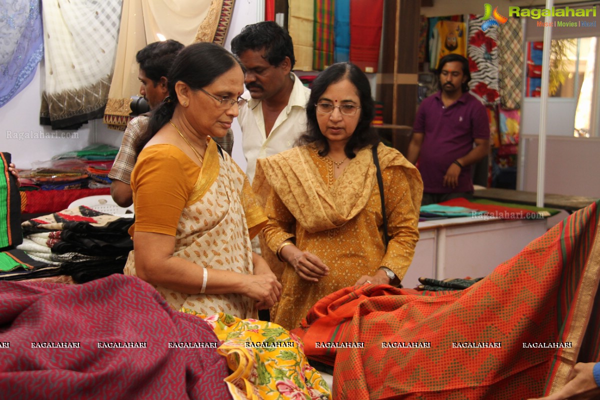 Priya Anduluri launches Vivanyas Handloom Silks & Cotton Expo (Jan. 2015)