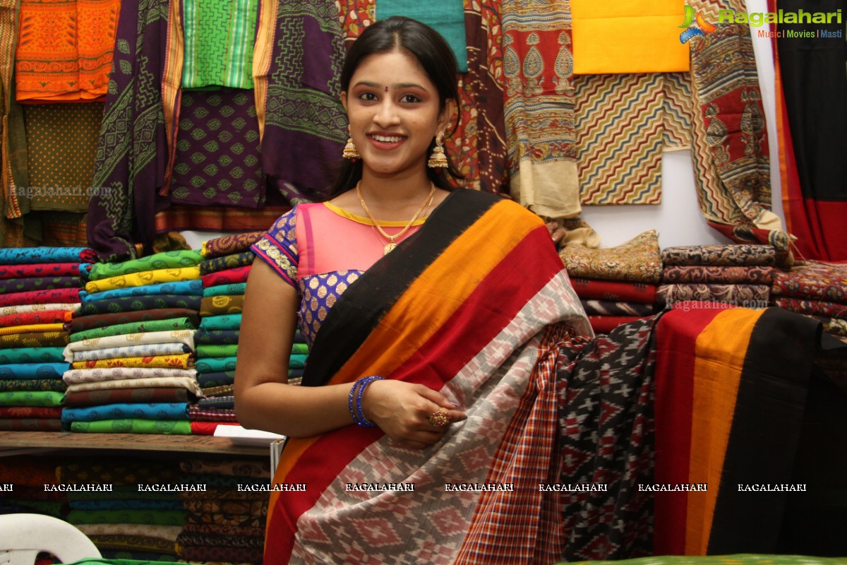 Priya Anduluri launches Vivanyas Handloom Silks & Cotton Expo (Jan. 2015)