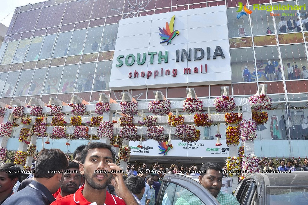 Akhil and Rakul Preet Singh launches South India Shopping Mall, Hyderabad