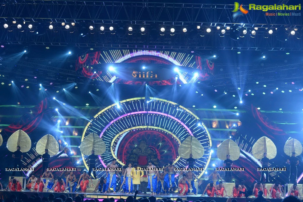 Celebs Performance at IIFA Utsavam 2016