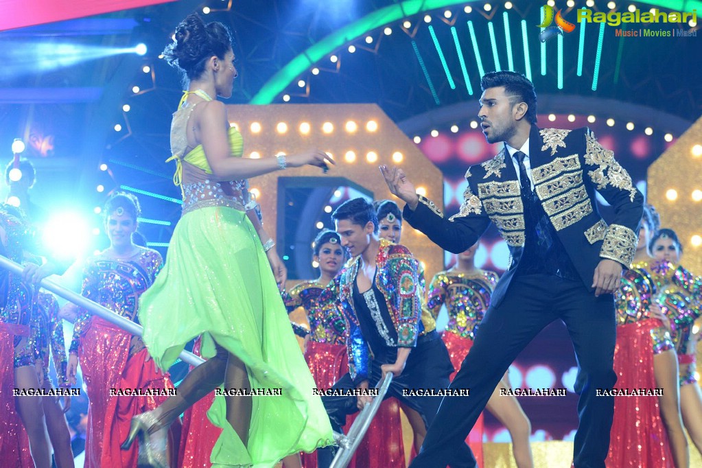 Celebs Performance at IIFA Utsavam 2016