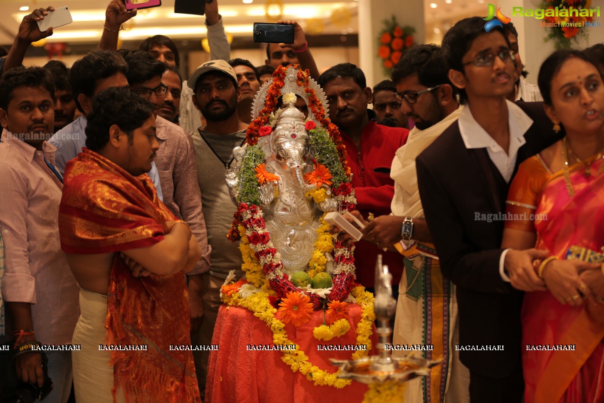 Actress Regina Cassandra launches Dress Circle Shopping Mall, Kadapa