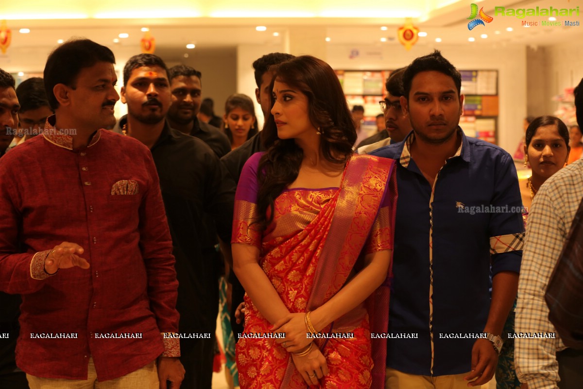 Actress Regina Cassandra launches Dress Circle Shopping Mall, Kadapa