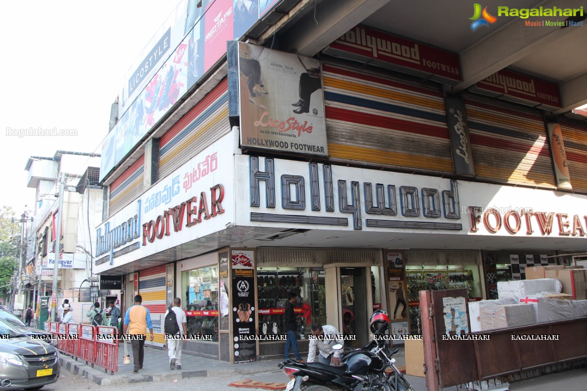 Contestants of Miss Twin City 2016 visits Hollywood Footwear, Hyderabad