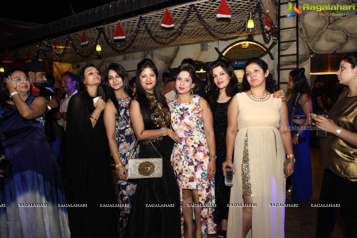 Kashish Anand Birthday Bash at Cocktails Lounge, Hyderabad