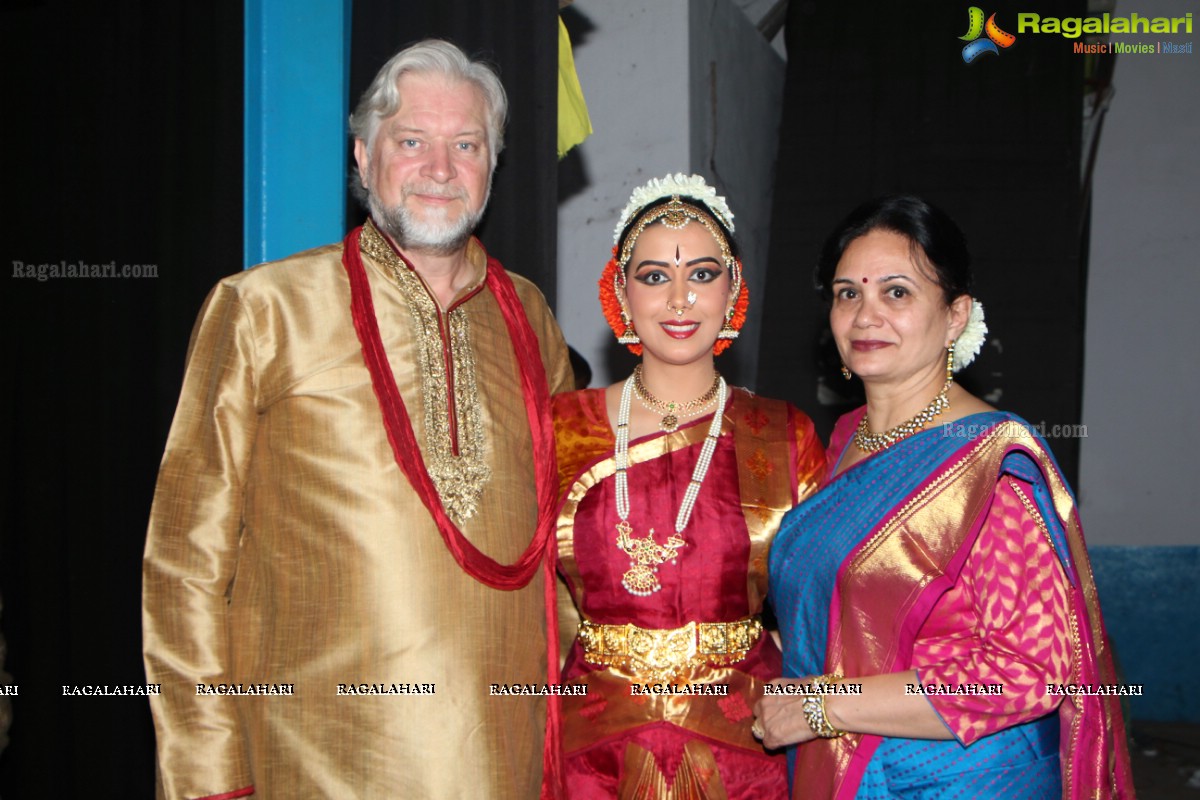 Bharatnatyam Arangetram of Nisha Durr at Keys High School, Hyderabad