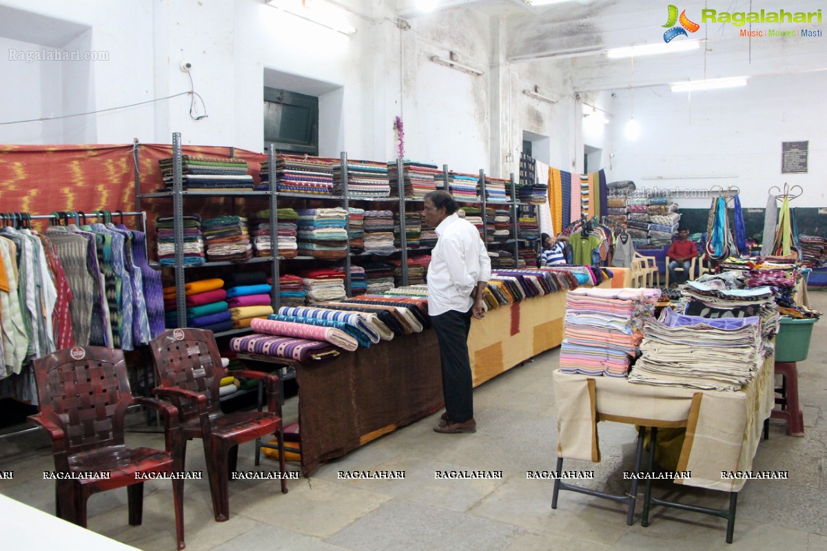 Priyanka Ramana Inaugurates Pochampally IKAT Art Mela, Narayanguda