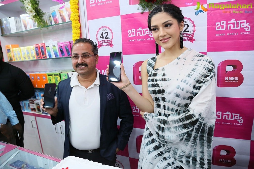 Mehreen Pirzada launches B New Store at Hindupur