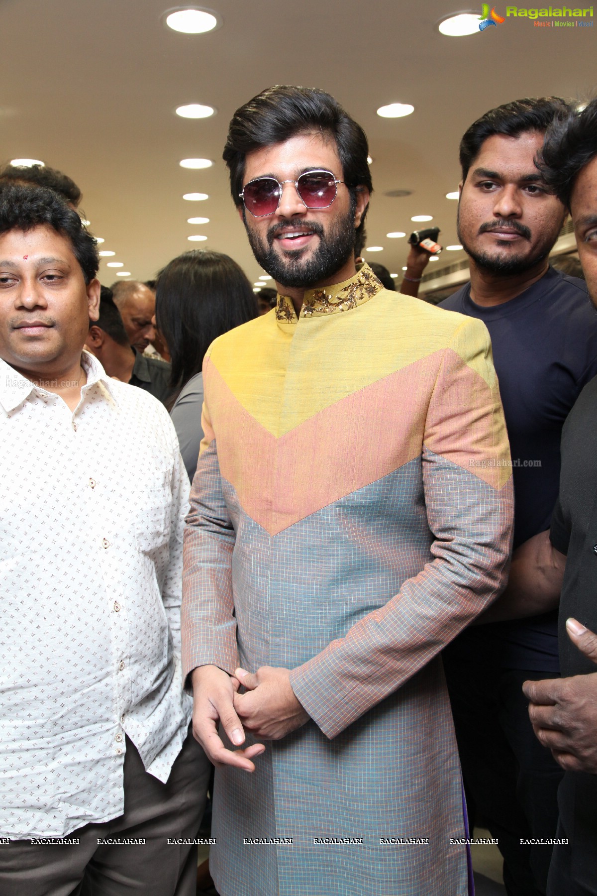 Vijay Deverakonda and Anu Emmanuel launches KLM Fashion Mall, Dilsukhnagar, Hyderabad