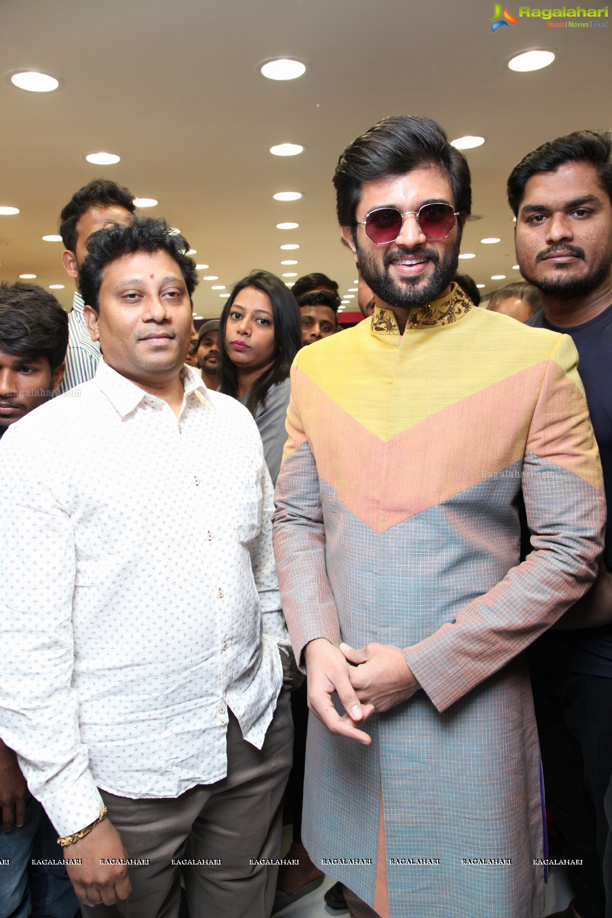 Vijay Deverakonda and Anu Emmanuel launches KLM Fashion Mall, Dilsukhnagar, Hyderabad