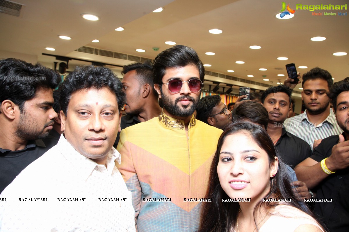 Vijay Deverakonda and Anu Emmanuel launches KLM Fashion Mall, Dilsukhnagar, Hyderabad