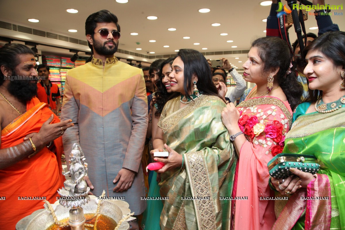 Vijay Deverakonda and Anu Emmanuel launches KLM Fashion Mall, Dilsukhnagar, Hyderabad