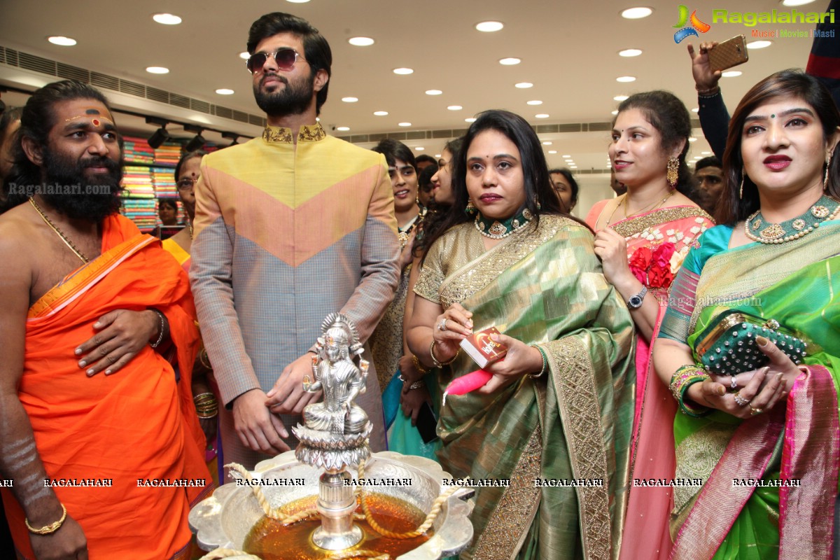 Vijay Deverakonda and Anu Emmanuel launches KLM Fashion Mall, Dilsukhnagar, Hyderabad