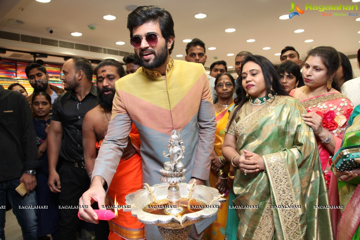 Vijay Deverakonda and Anu Emmanuel launches KLM Fashion Mall, Dilsukhnagar, Hyderabad