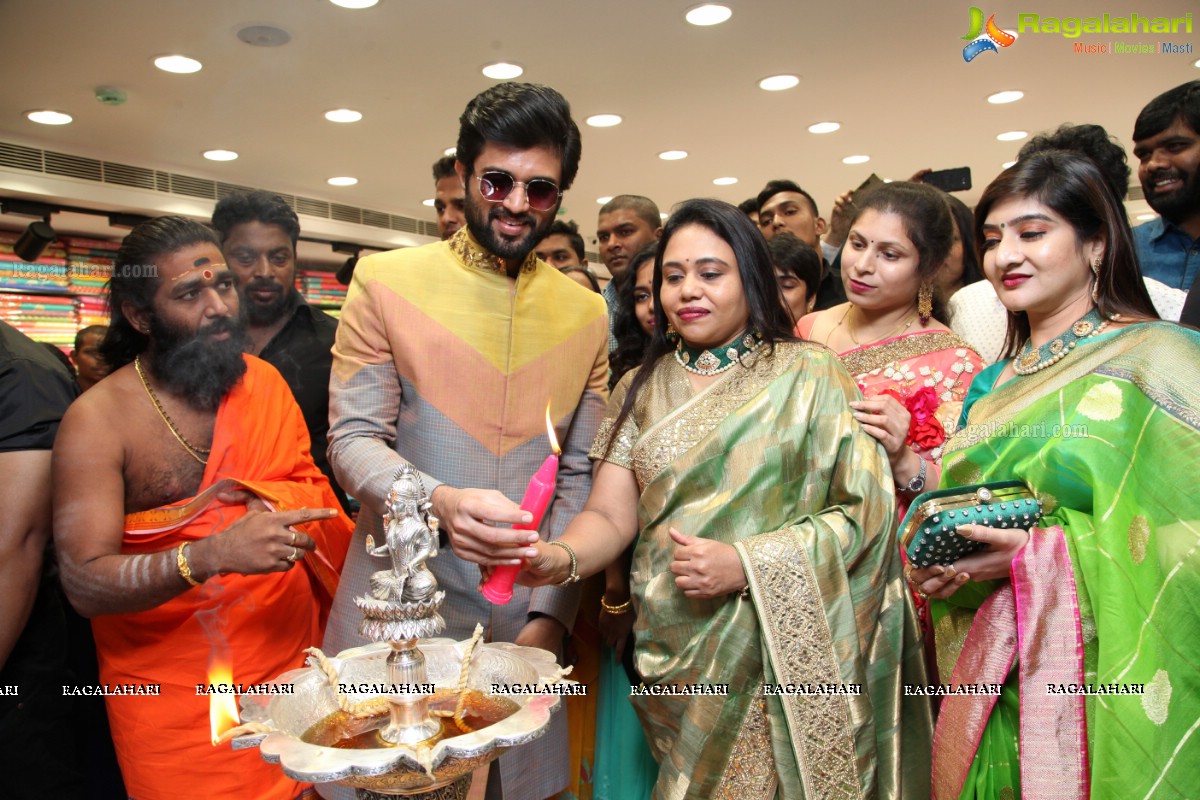 Vijay Deverakonda and Anu Emmanuel launches KLM Fashion Mall, Dilsukhnagar, Hyderabad