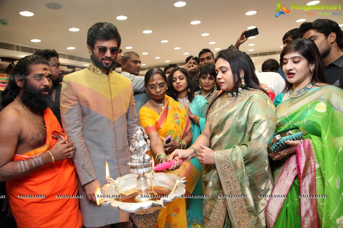 Vijay Deverakonda and Anu Emmanuel launches KLM Fashion Mall, Dilsukhnagar, Hyderabad