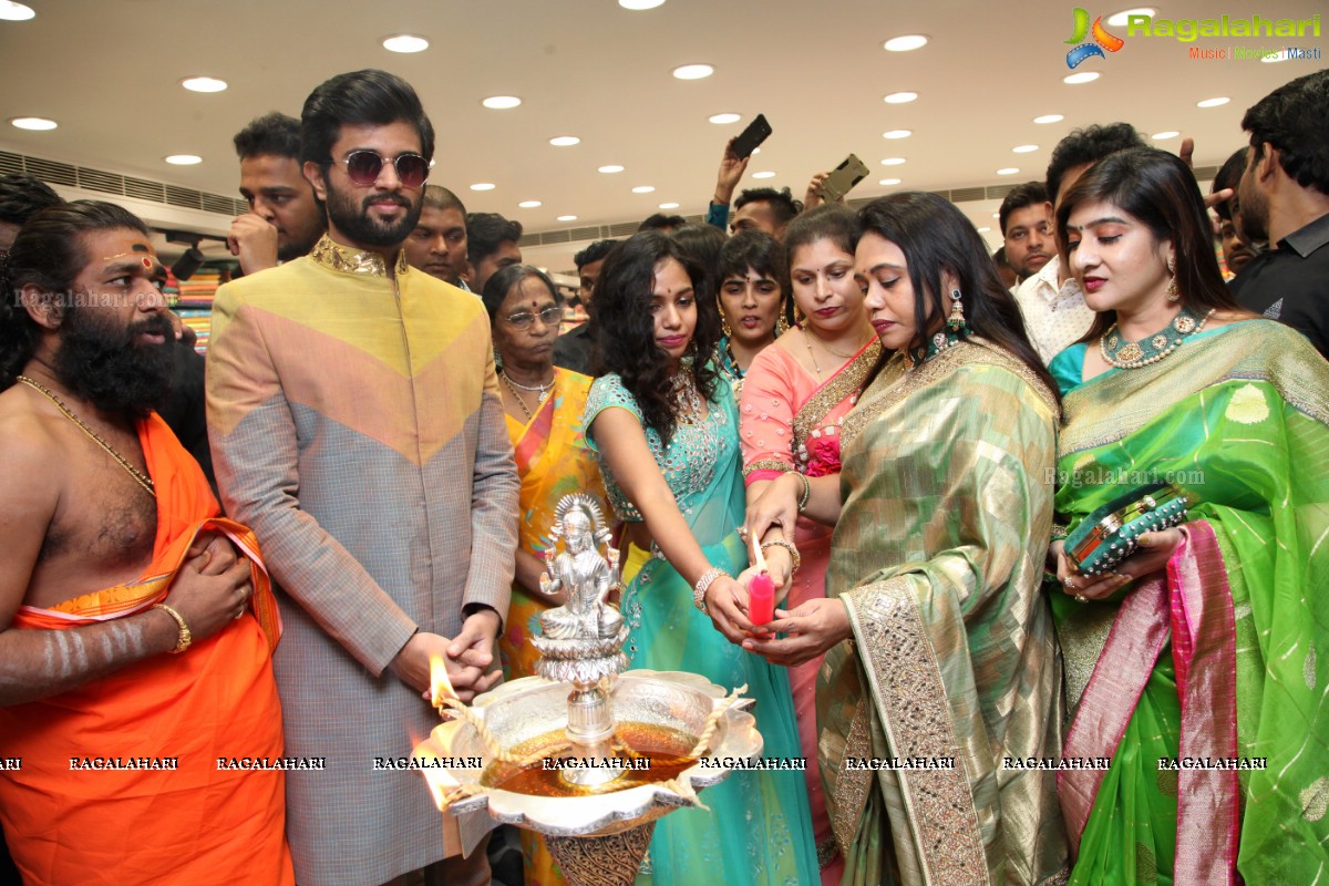 Vijay Deverakonda and Anu Emmanuel launches KLM Fashion Mall, Dilsukhnagar, Hyderabad