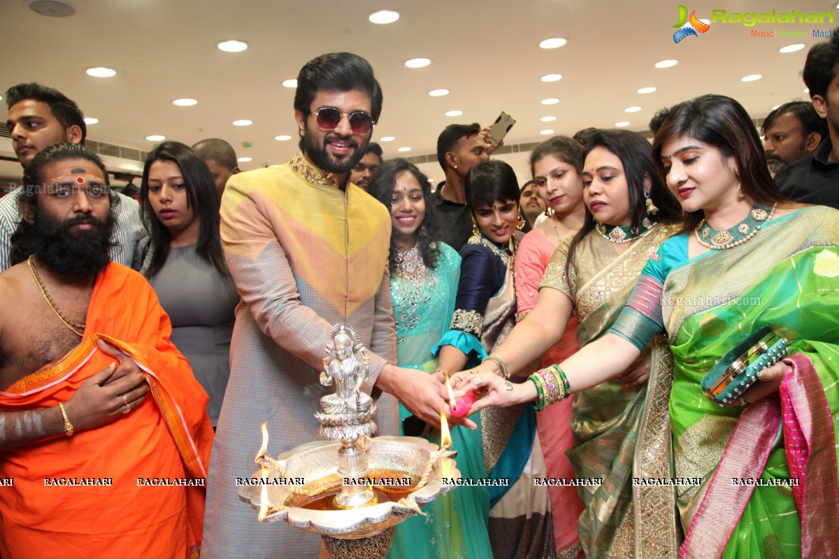 Vijay Deverakonda and Anu Emmanuel launches KLM Fashion Mall, Dilsukhnagar, Hyderabad