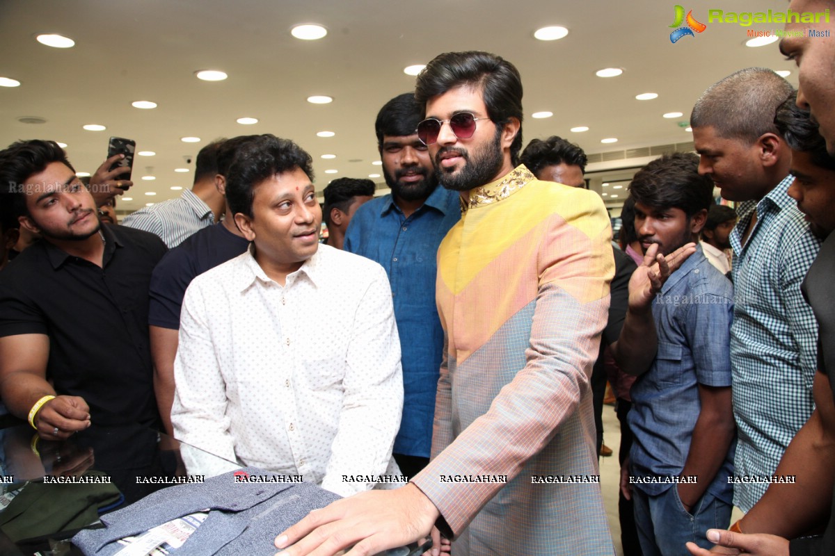 Vijay Deverakonda and Anu Emmanuel launches KLM Fashion Mall, Dilsukhnagar, Hyderabad