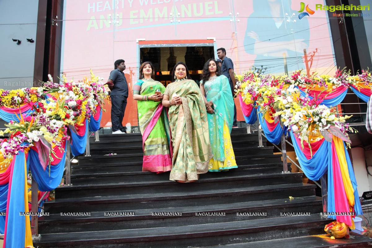 Vijay Deverakonda and Anu Emmanuel launches KLM Fashion Mall, Dilsukhnagar, Hyderabad