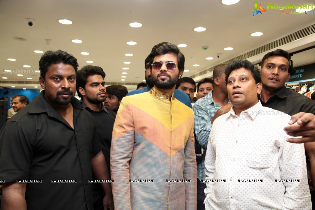 Vijay Deverakonda and Anu Emmanuel launches KLM Fashion Mall, Dilsukhnagar, Hyderabad