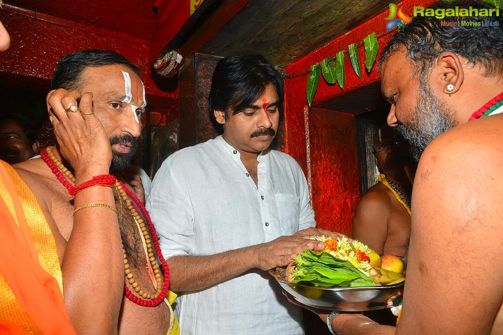 Pawan Kalyan visits Kondagattu Temple