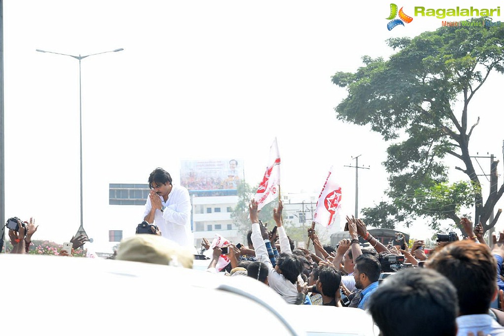 Pawan Kalyan visits Kondagattu Temple