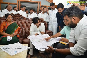 Pawan Kalyan meets Paritala Sunitha at Ananthapuram