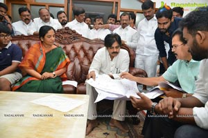 Pawan Kalyan meets Paritala Sunitha at Ananthapuram