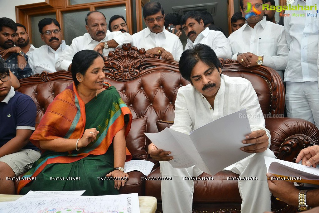 Pawan Kalyan meets Paritala Sunitha at Ananthapuram Tour