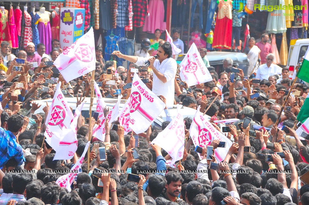 Pawan Kalyan meets Paritala Sunitha at Ananthapuram Tour