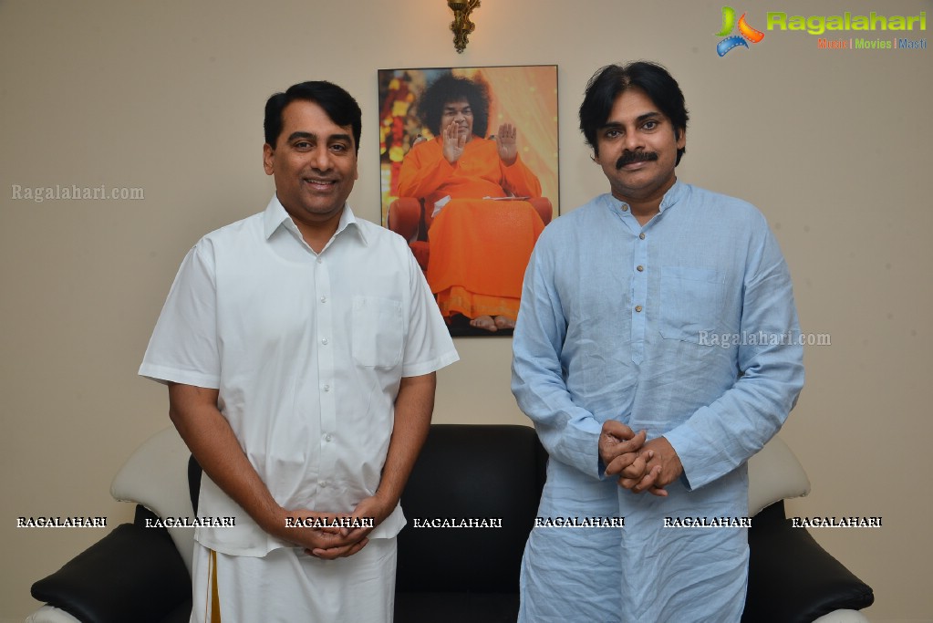 Pawan Kalyan meets Ratnakar in Puttaparthi