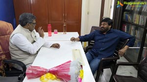 Chiranjeevi Congratulates Sirivennela