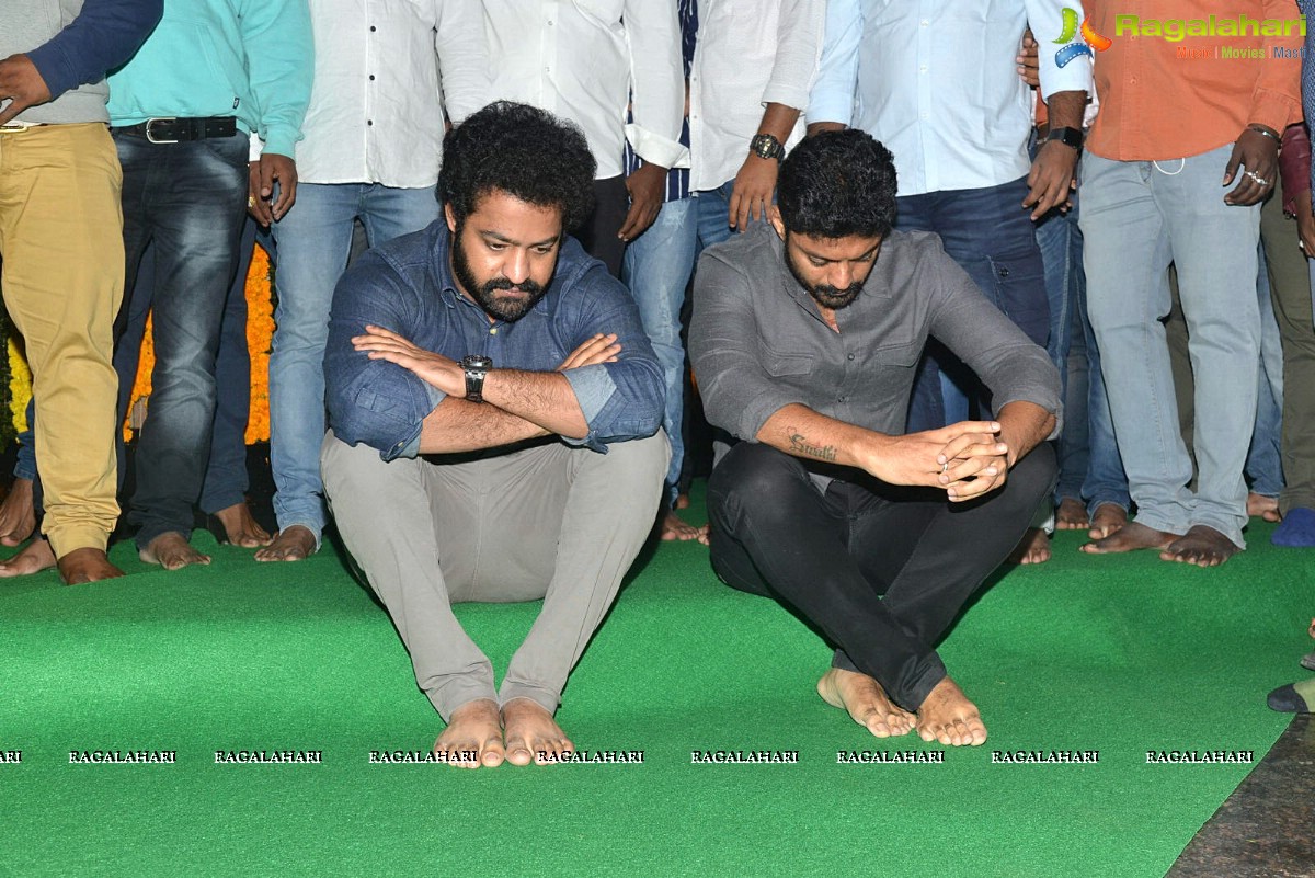 NTR's 23rd Death Anniversary - Jr NTR, Kalyan Ram Pay Tribute at NTR Ghat