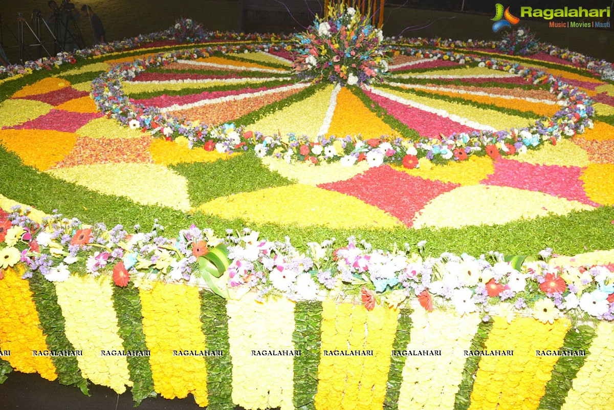 NTR's 23rd Death Anniversary - Jr NTR, Kalyan Ram Pay Tribute at NTR Ghat