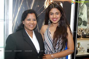 Siddhi Idnani Inaugurates Kamal Watch Company