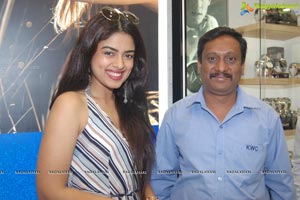 Siddhi Idnani Inaugurates Kamal Watch Company