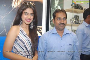 Siddhi Idnani Inaugurates Kamal Watch Company