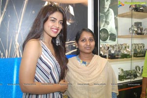 Siddhi Idnani Inaugurates Kamal Watch Company