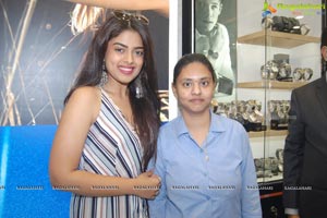 Siddhi Idnani Inaugurates Kamal Watch Company