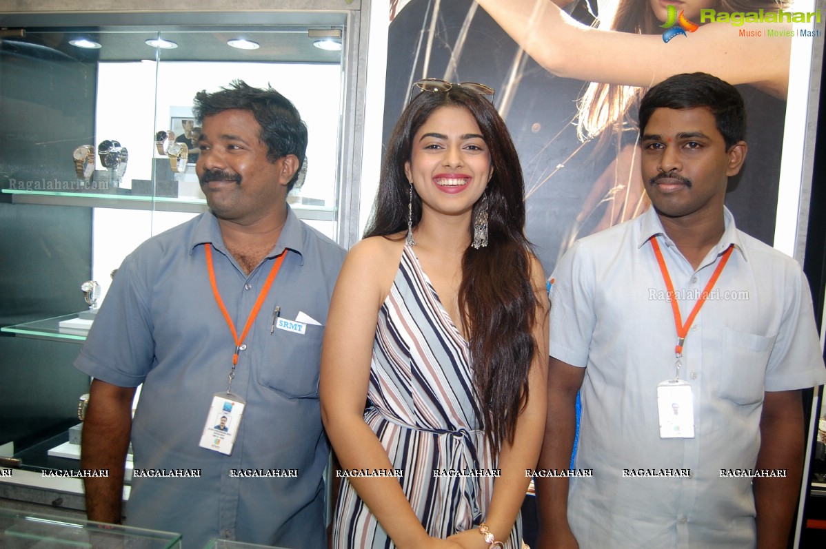 Siddhi Idnani Inaugurates Kamal Watch Company @ Kakinada