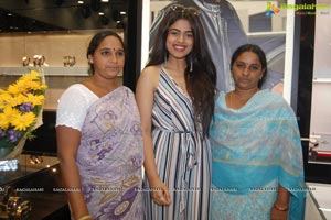 Siddhi Idnani Inaugurates Kamal Watch Company