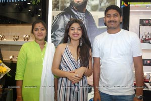 Siddhi Idnani Inaugurates Kamal Watch Company