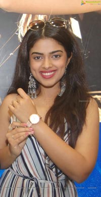 Siddhi Idnani Inaugurates Kamal Watch Company