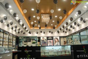 Siddhi Idnani Inaugurates Kamal Watch Company