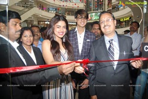 Siddhi Idnani Inaugurates Kamal Watch Company