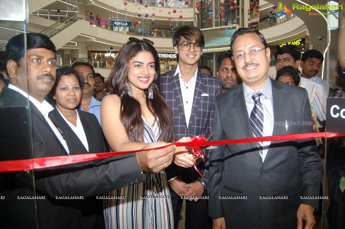 Siddhi Idnani Inaugurates Kamal Watch Company @ Kakinada