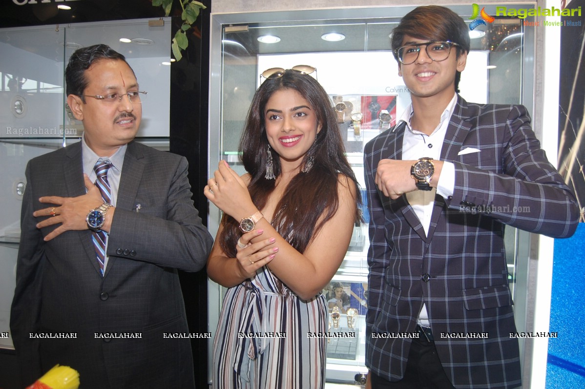 Siddhi Idnani Inaugurates Kamal Watch Company @ Kakinada