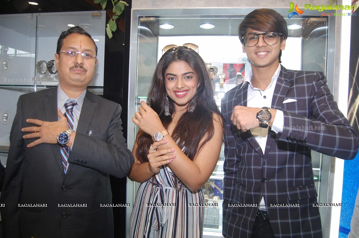 Siddhi Idnani Inaugurates Kamal Watch Company @ Kakinada